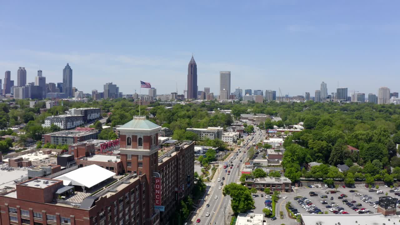 Skyline di Atlanta e Ponce City Market in una giornata di sole.