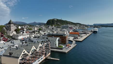 Alesund-Noruega-Elevando-La-Antena-Desde-La-Superficie-Del-Mar-Y-El-Nivel-Del-Edificio-Hasta-Una-Vista-Panorámica-Completa-De-La-Ciudad-Y-La-Montaña-Aksla