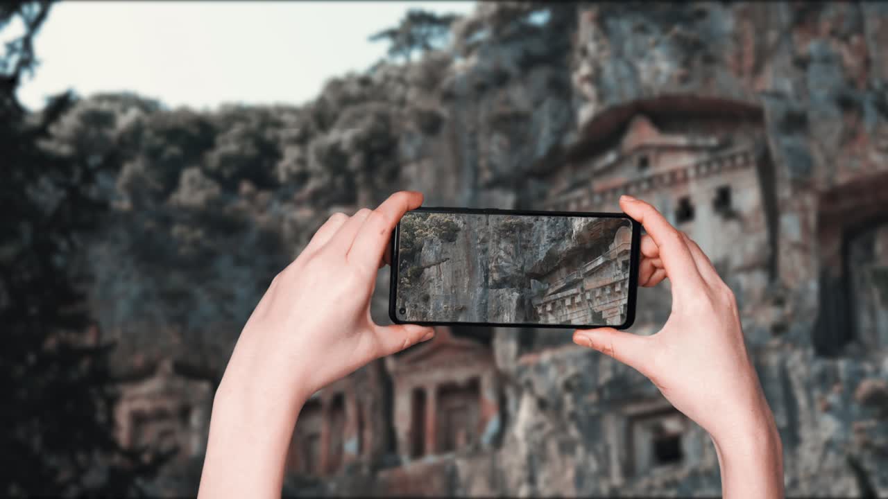 mujer tomando una foto con el teléfono celular