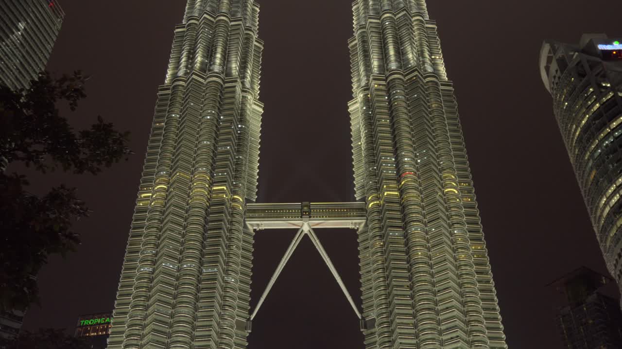 Vista de la colorida fuente de KLCC de noche con las Torres Gemelas Petronas, Malasia, Kuala Lumpur