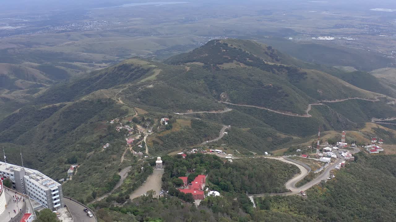 aéreo: cristo rey, montaña majestuosa, guanajuato méxico, vista de drones