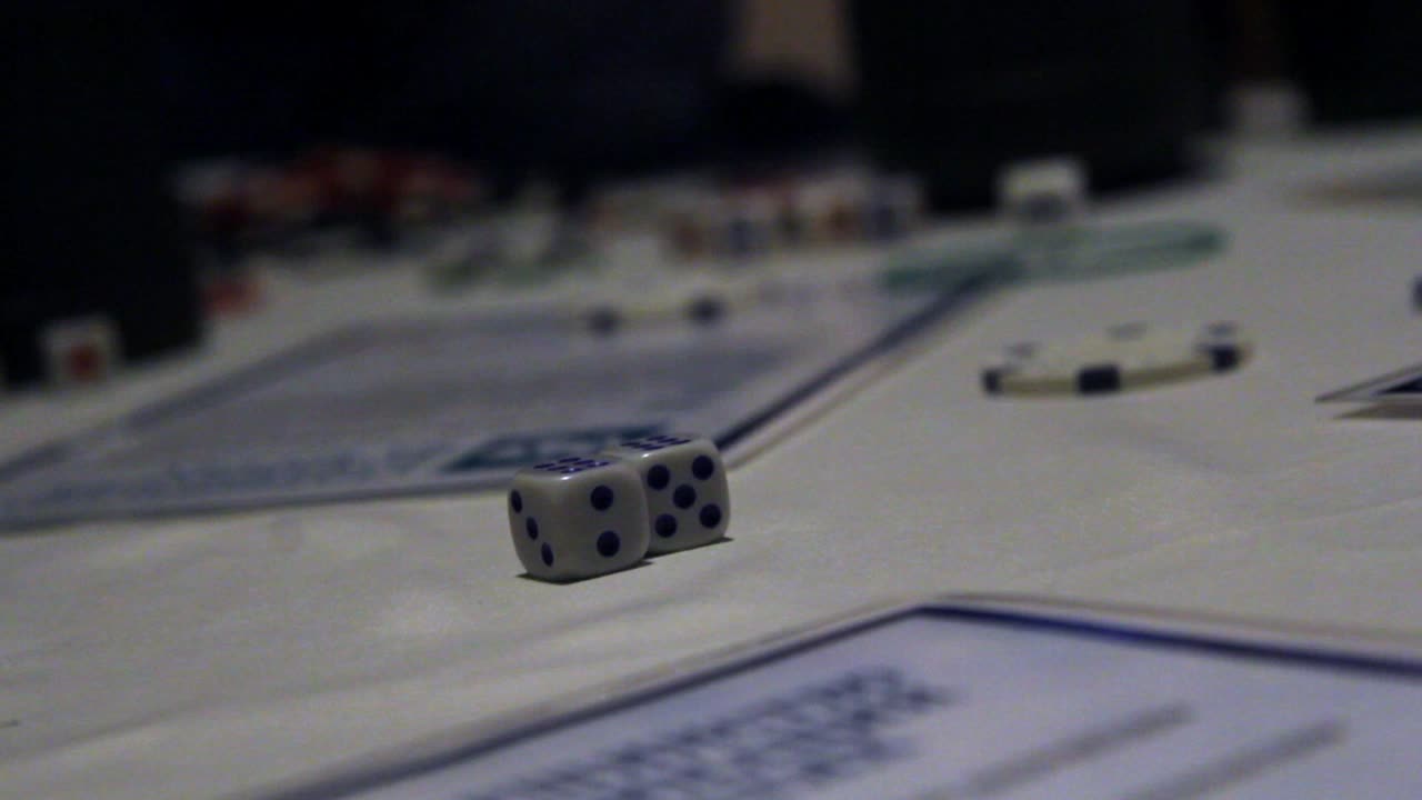 dados en una mesa con otros materiales de juego