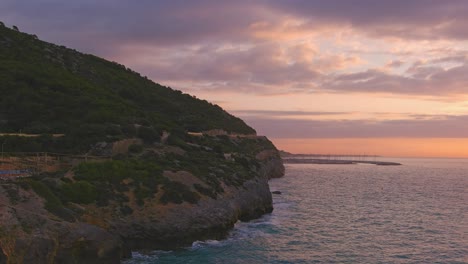 Luftaufnahme-Entlang-Der-Costa-Del-Garraf-Im-Morgengrauen