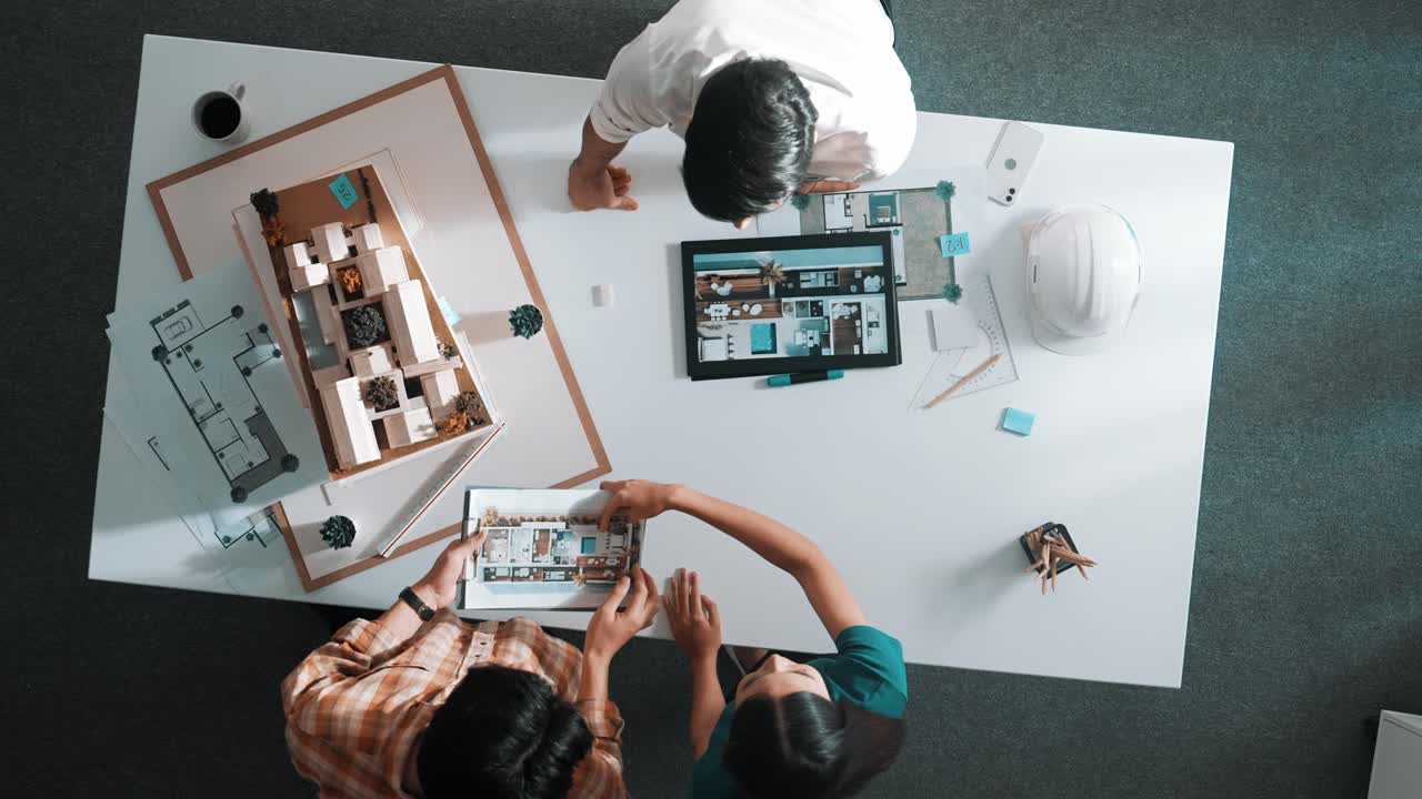 엔지니어의 탑 뷰 태블릿 및 계획 건물 설계.