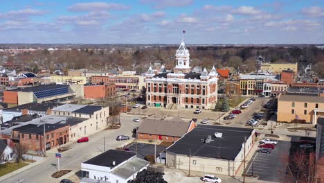 Antenne-über-Franklin-Indiana,-Einer-Malerischen-Stadt-Im-Mittleren-Westen-Der-USA-Mit-Einem-Hübschen-Zentralen-Gerichtsgebäude-2