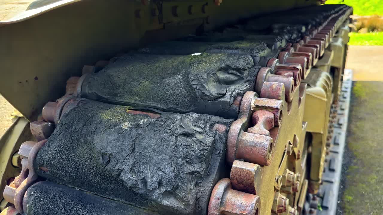Sistema di cingoli di carro armato militare che mostra ingegneria robusta e significato storico al Museo Overlord.