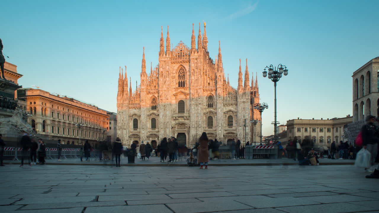 Timelapse del Duomo de Milán con gente pasando