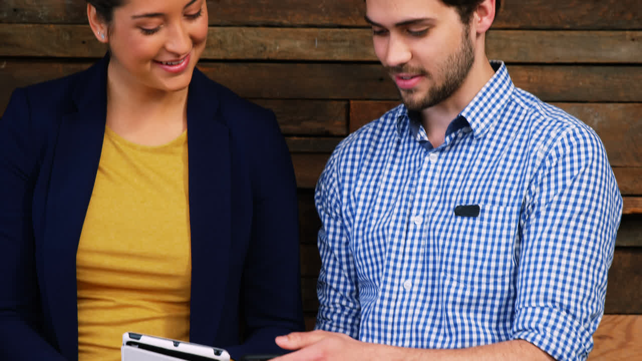 ejecutivos de negocios que usan tabletas digitales