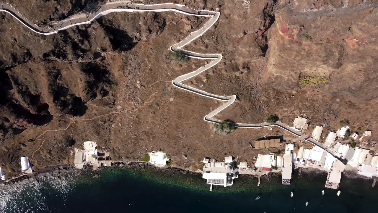antena de arriba hacia abajo de la isla de thirasia, cerca de santorini, grecia