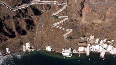 Antena-De-Arriba-Hacia-Abajo-De-La-Isla-De-Thirasia,-Cerca-De-Santorini,-Grecia