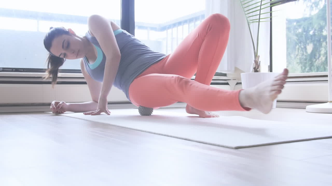 디지털 컴포지트는 여성의 스트레칭에 대한 애니메이션으로 사회적 거리를 촉진합니다.