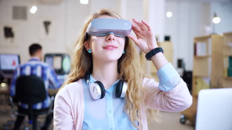 mujer experimentando la realidad virtual en