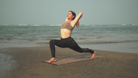 Toma-De-Playa-De-Yoga-En-Cámara-Lenta,-Hermosa-Chica-Yogui-En-Forma