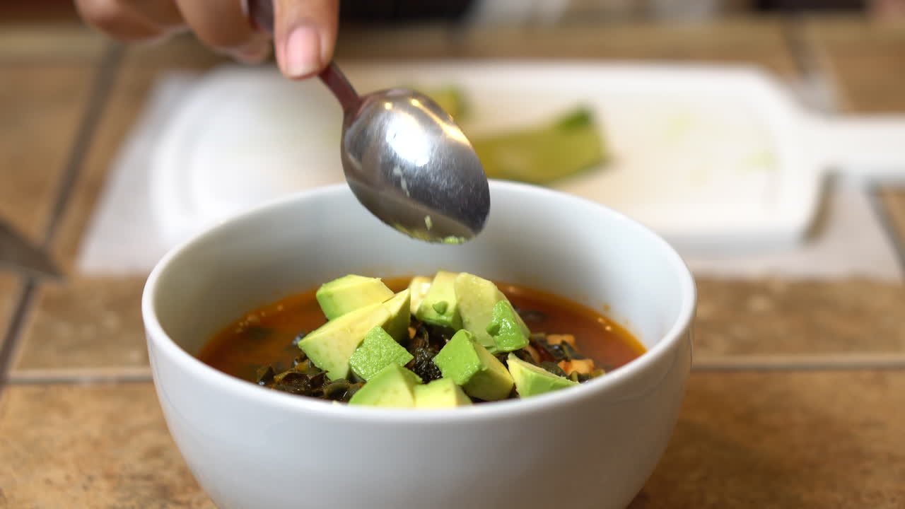 guarnición vegana de garbanzos y sopa de col rizada con aguacate - primer plano