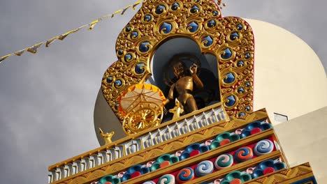 Eine-Kuppel-Auf-Dem-Stupa-Mit-Buddhistischer-Statue-In-Red-Feather-Lakes,-Co