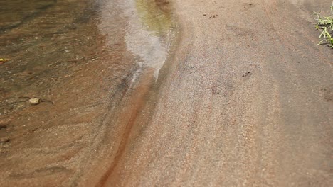 el río es rápido con arena marrón