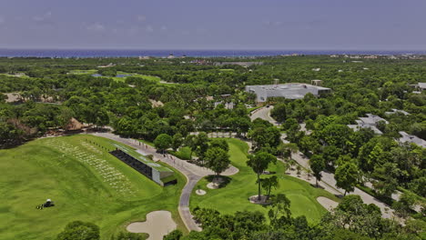 akumal méxico aerial v15 drone flyover riviera maya campo de golf capturando exuberantes fairways, gran bahía principe casas de lujo y vistas del paisaje de la jungla maya - filmado con mavic 3 pro cine - julio 2023