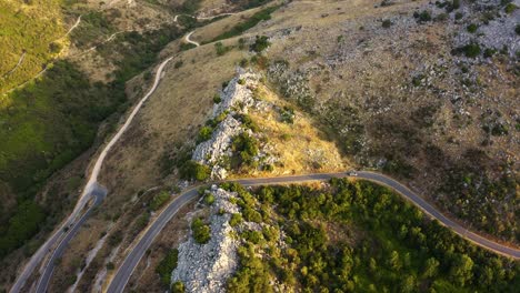 Drohnenaufnahme-Des-Autos-Auf-Der-Kurvigen,-Bergigen,-Ländlichen-Straße-Auf-Der-Insel-Korfu,-Griechenland