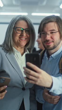 Gente-Feliz-Y-Diversa-Se-Toma-Fotografías-Con-La-Candidata-Presidencial-Después-De-Votar.-Ciudadanos-Estadounidenses-Multiétnicos-Con-Políticos-En-Las-Mesas-Electorales.-Día-De-Las-Elecciones-Nacionales-En-Los-Estados-Unidos.-Camara-Lenta.