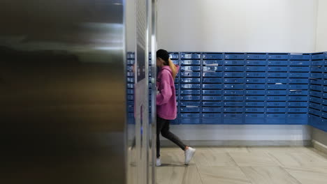 Woman-delivering-carton-boxes