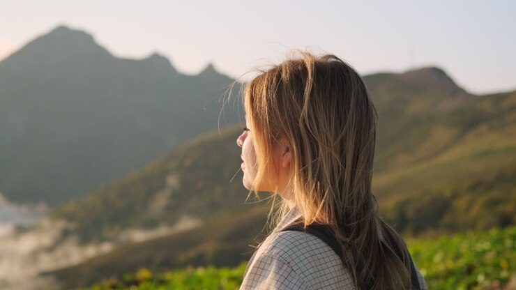 Ragazza che contempla il panorama montano