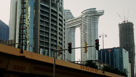 rascacielos modernos y construcción en una ciudad