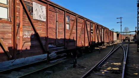 Alten,-Verlassenen,-Rostigen-Güterbahnhof-Und-Eisenbahnwaggons