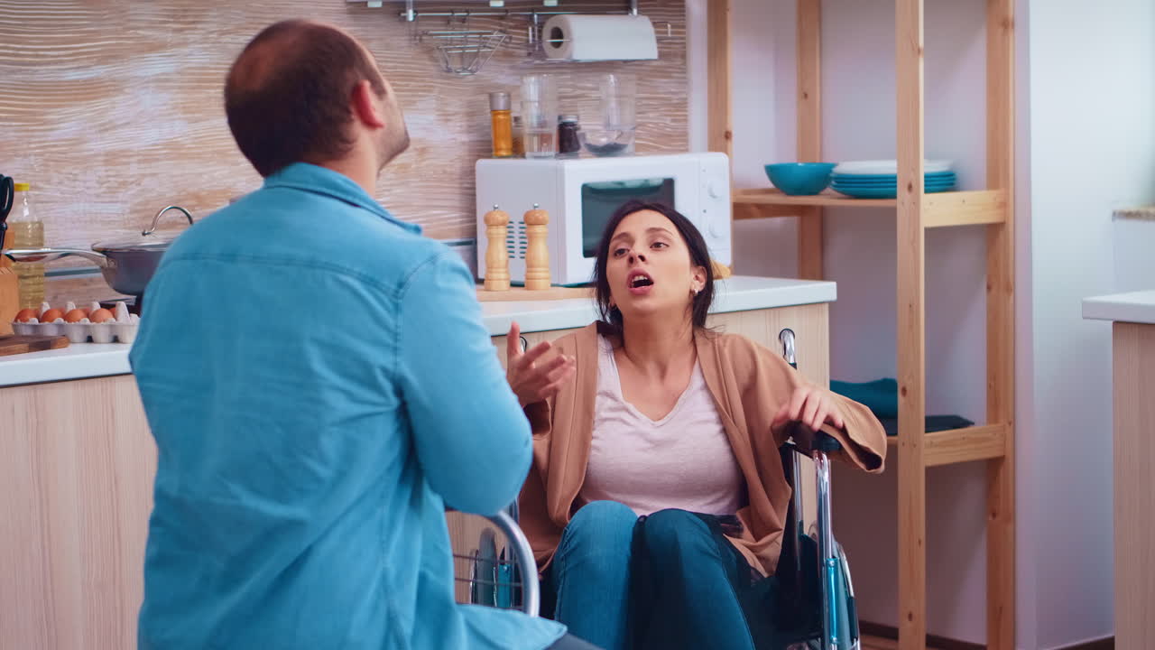 esposa discapacitada gritando en el marido