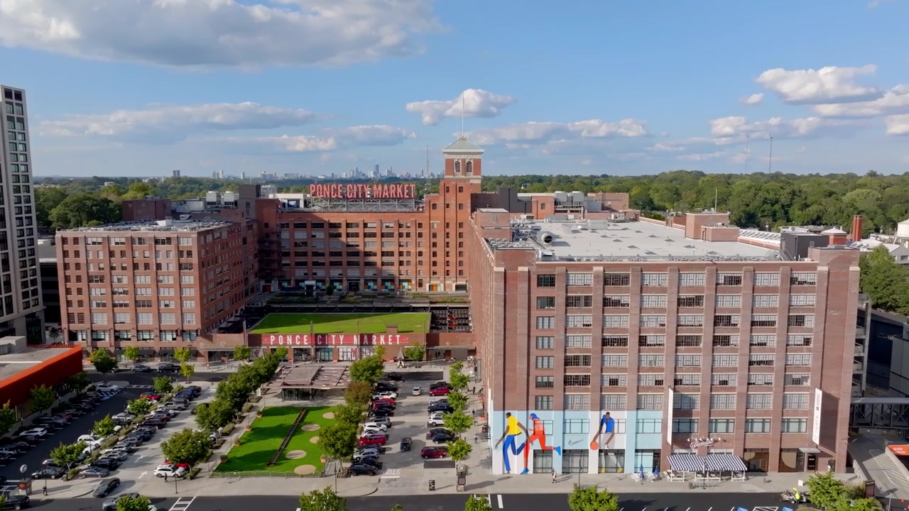 Panoramisk luftfoto av Ponce City Market kjøpesenter i Atlanta-nabolaget, Georgia