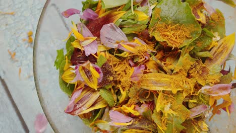 primer plano de una ensalada de flores frescas