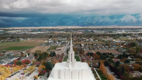 bellas imágenes aéreas hacia el templo mormón lds jordan river utah