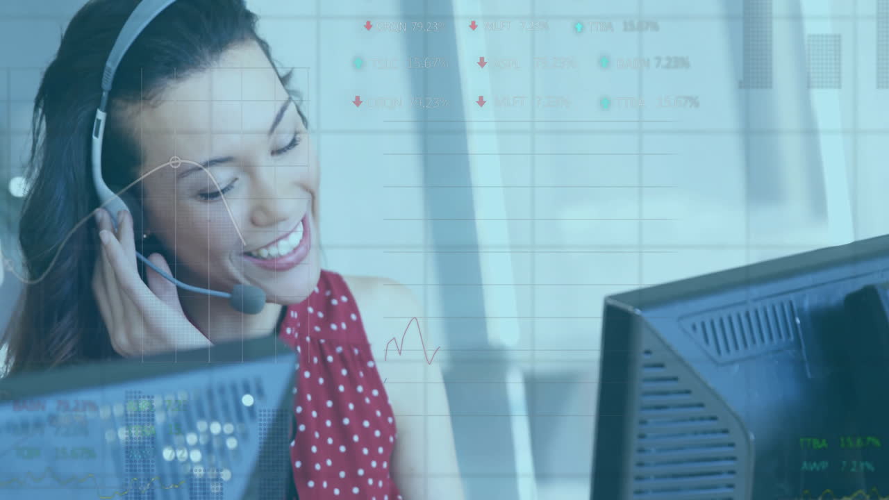 animación de procesamiento de datos y mercado de valores sobre mujer biracial usando auriculares de teléfono