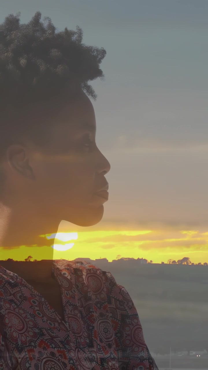 Video verticale: Soggetto che inizia l'azione girando la testa a destra, allineando una sovrapposizione del tramonto che mostra un'atmosfera calma.