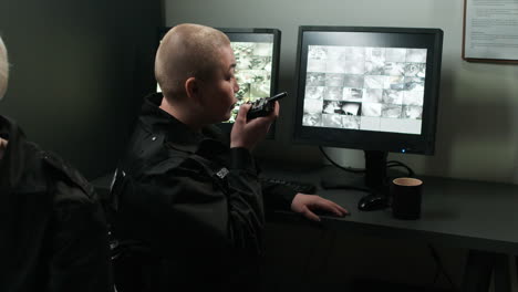 guardia de seguridad trabajando en una habitación