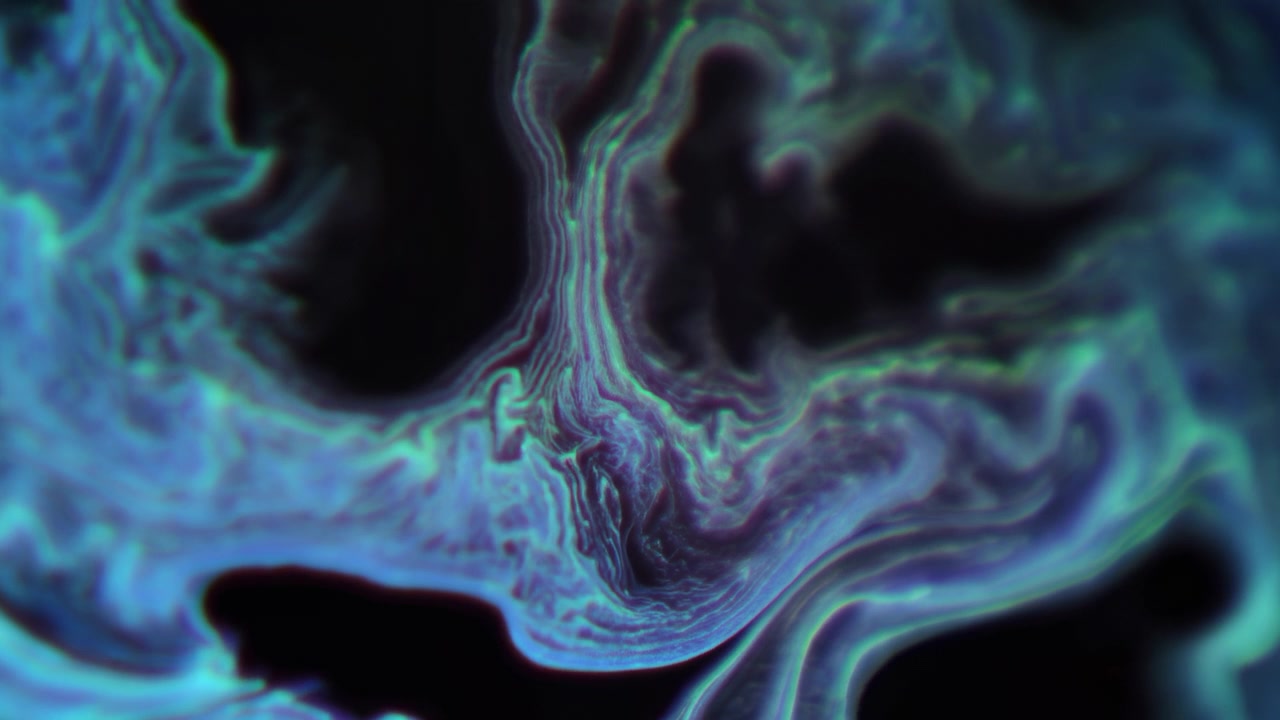 Panorama oblique rapproché de formes fluides luminescentes superposées dans des tons de bleu, sarcelle et violet se repliant dans des cavités noires irrégulières, avec une crête verticale centrale.