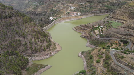 presa de los perez y lugarejos: vista aérea que viaja a la fantástica presa con aguas verdes y el bosque que la rodea