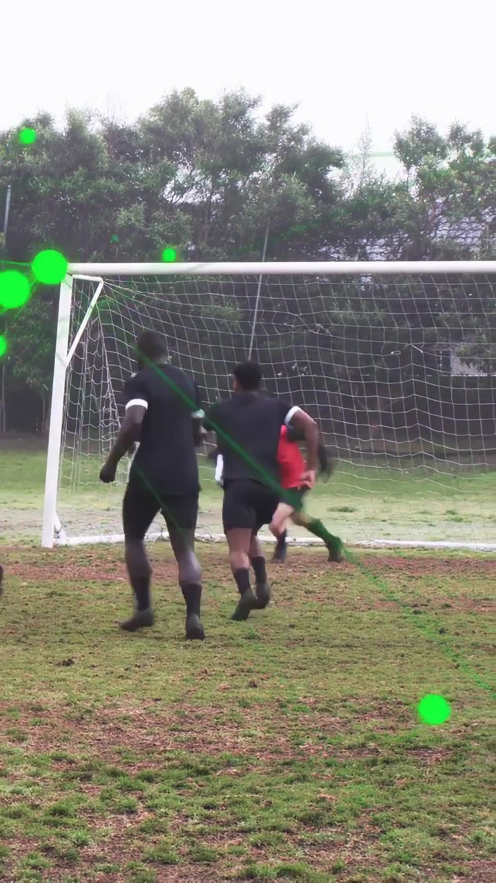 Dikey video: Futbolcu forvetin ceza sahasında topu sürdüğü, savunmacıların yaklaştığı ve kalecinin topu kontrol altına aldığı an.
