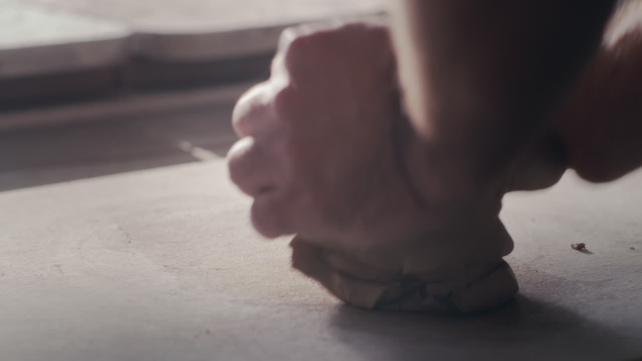 점토를 형성하는 손