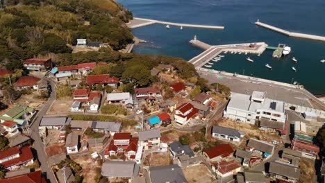 Schnelle-Drohne-Kippt-über-Dem-Dorf-Auf-Tashirojima,-Der-Katzeninsel-In-Japan