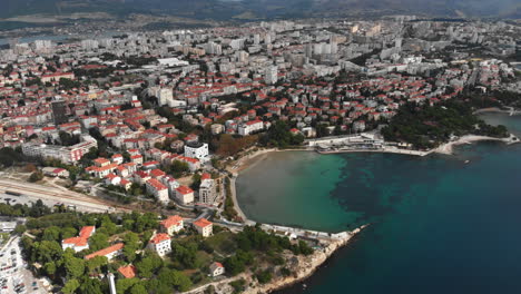 Drohne,-Die-Langsam-Zu-Einem-Wunderschönen-Strand-Einer-Stadt-In-Kroatien-Hinunterschiebt