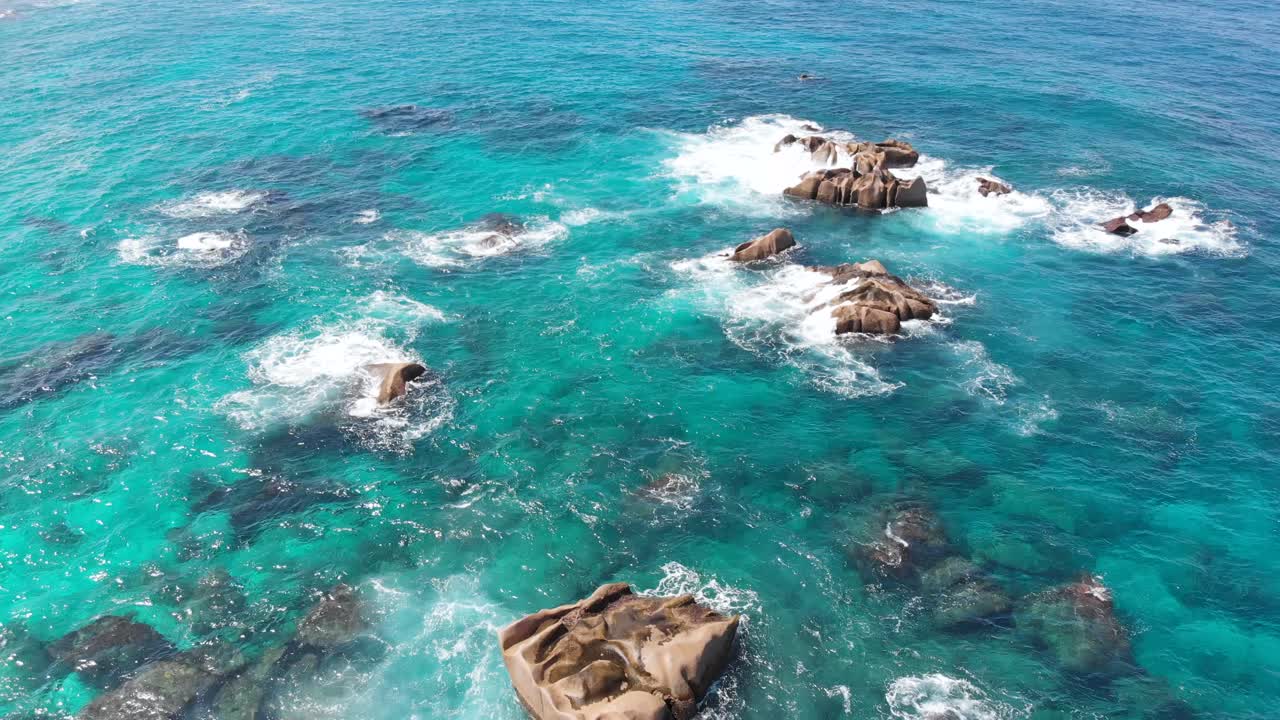 유명한 화강암 암석과 천연 수영장이 있는 안세 마론의 공중 전망