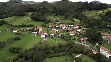 ángulo de dron de hermoso valle de la granja en el campo español