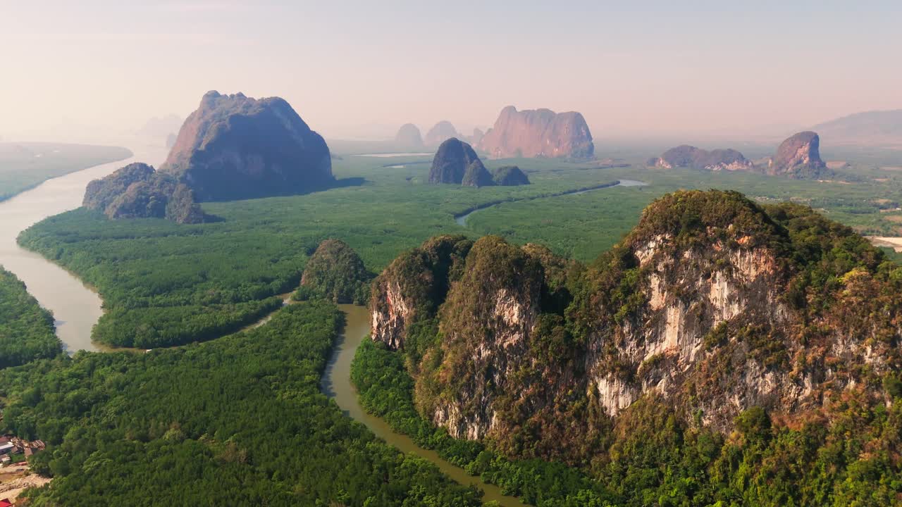 Cảnh quan thiên nhiên nhìn từ drone, những vách đá ở công viên quốc gia Ao Phang Nga, Thái Lan, cảnh du lịch Thái