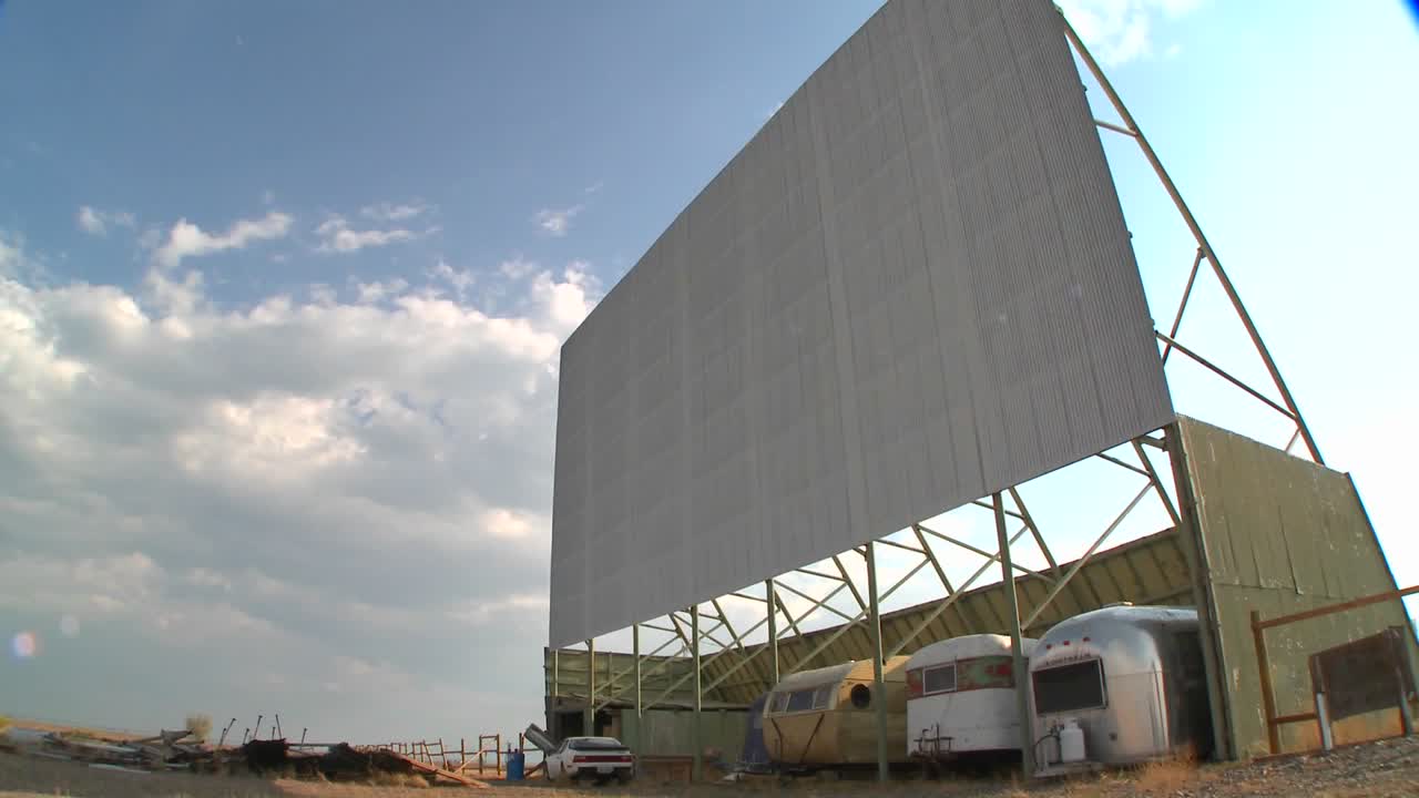 극장 스크린 1에서 버려진 드라이브 위를 지나가는 구름의 저속 촬영