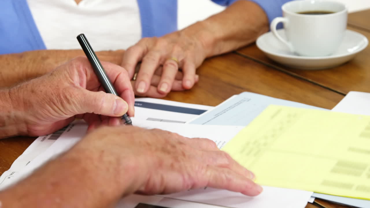 una pareja madura firmó un contrato.