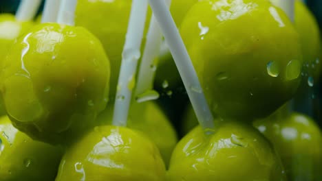 caramelos verdes en un tazón sobre el que se vierte agua