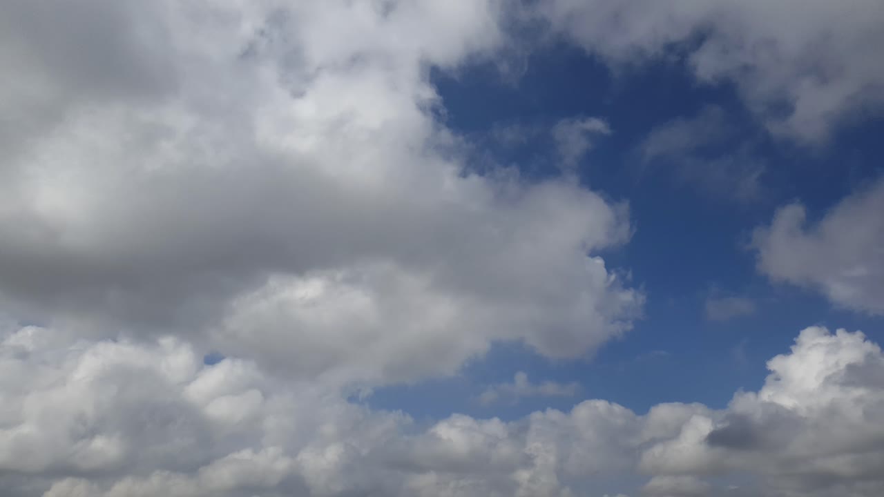 cielo azul de verano con densas nubes de lluvia gruesas moviéndose a través de los cielos