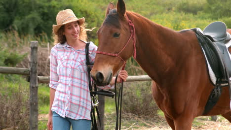 una mujer bonita caminando con un caballo.