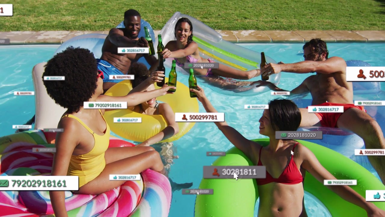 Amigos em boias de piscina brindando com garrafas, mulheres iniciando brinde para festa na piscina, interações sociais crescendo.