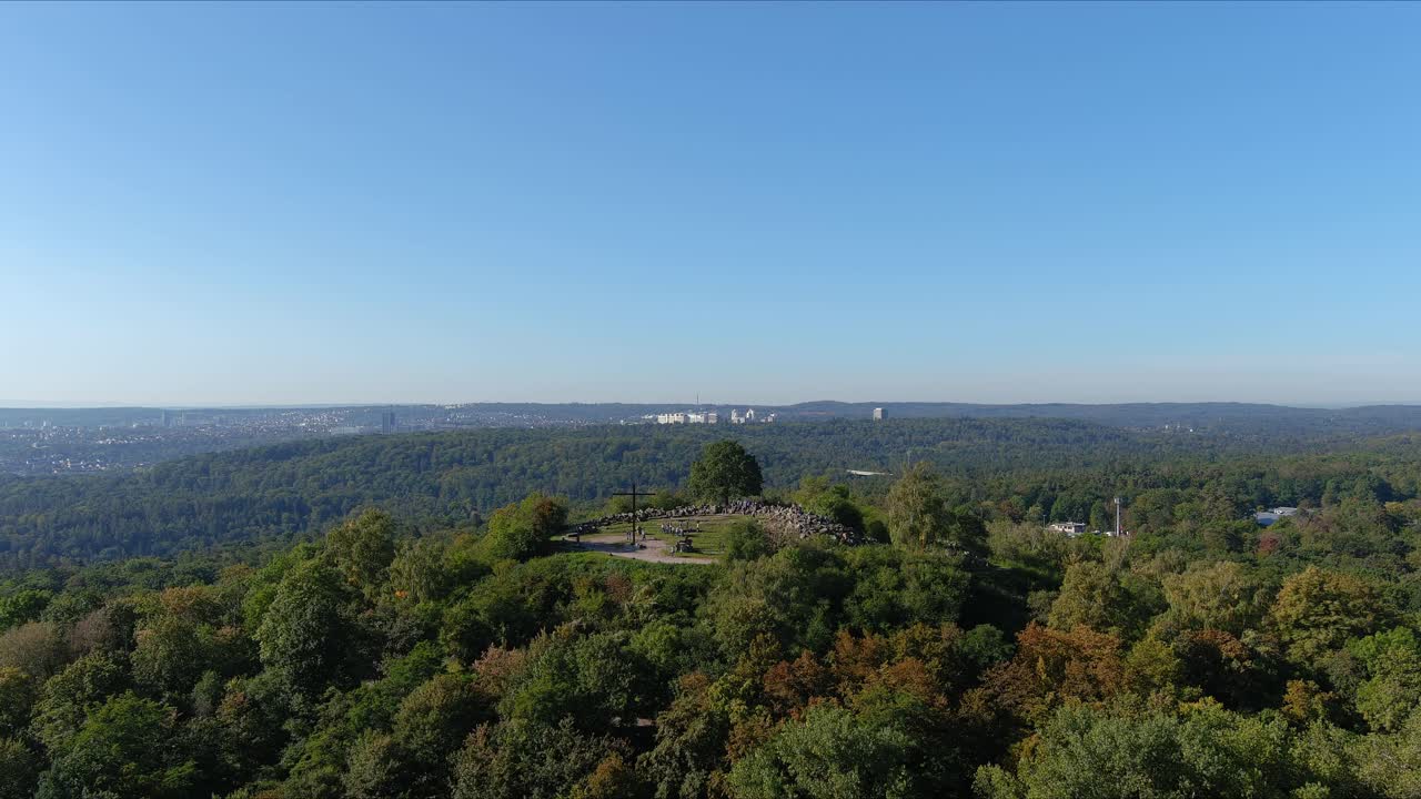 언덕 에 있는 큰 기독교 십자가 근처에 있는 아이들의 군중 위로 올라가는 모습, 기독교, 성경, 슈투트가르트, 독일, 도시, 드론, 유럽, 4k